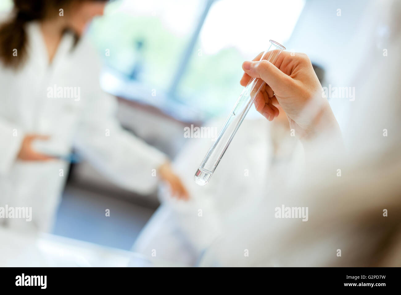 Le immagini che hanno fatto in un laboratorio mostra alcune persone che hanno fatto dei test e consente di registrare i risultati Foto Stock