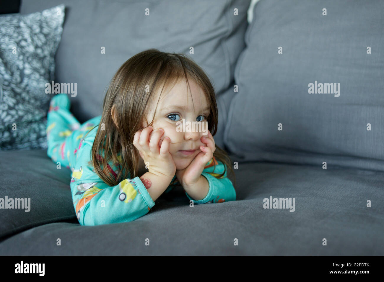 Ragazza in posa su un lettino Foto Stock
