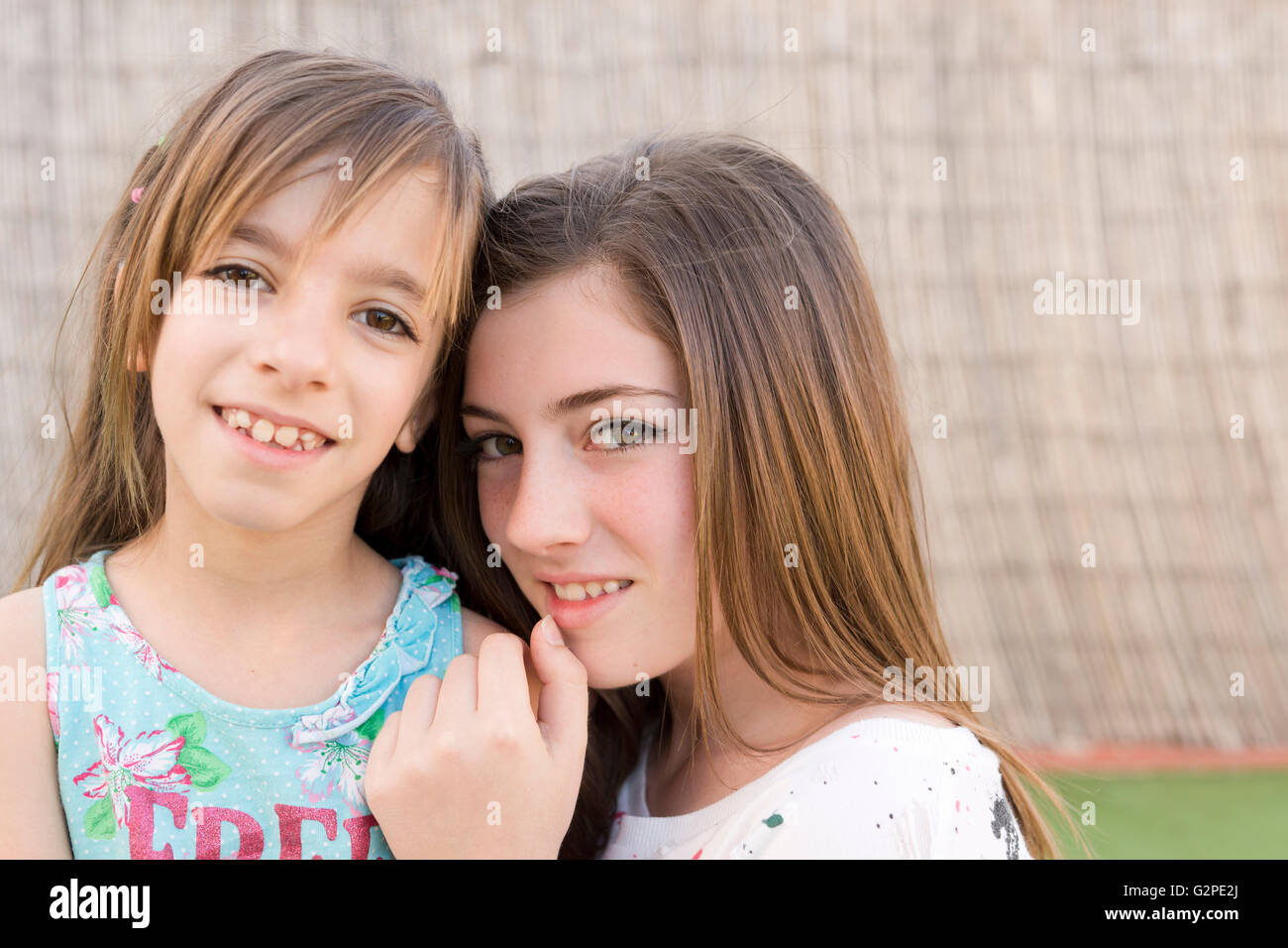 Ritratto di due sorelle in esterni con luce naturale Foto Stock