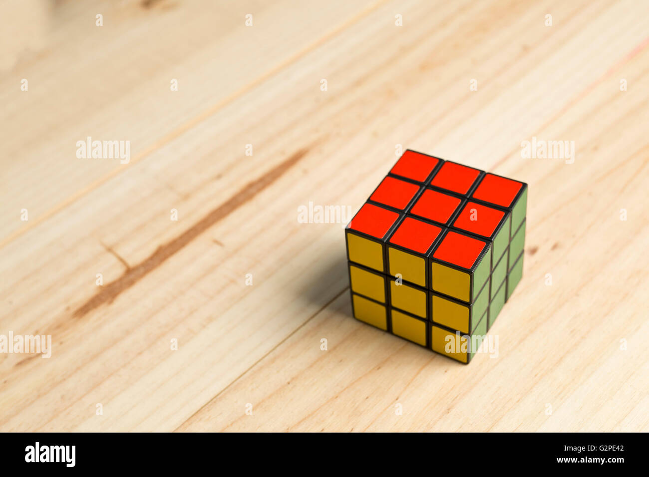 Elche, Spagna. 26 maggio 2016: un cubo di Rubik su uno sfondo di legno. Foto Stock