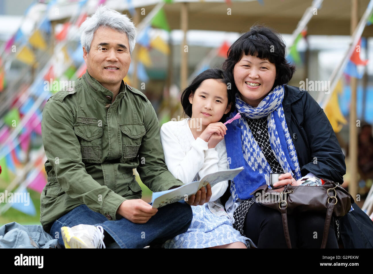 Festival di fieno, Wales, Regno Unito - Giugno 2016 - Una famiglia dalla Corea del sud godere la loro prima visita al Festival di fieno. Foto Stock