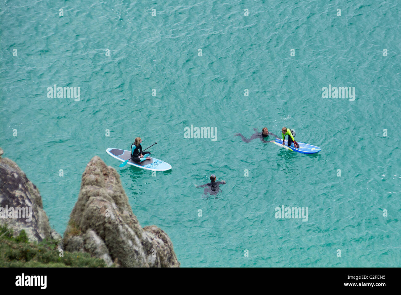 Porthcurno, Cornwall, Regno Unito. Il 1 giugno 2016. Regno Unito Meteo. Tempo caldo persiste nel lontano sud ovest, con i vacanzieri godere il mare turchese spento Porthcurno beach. Credito: Simon Yates/Alamy Live News Foto Stock