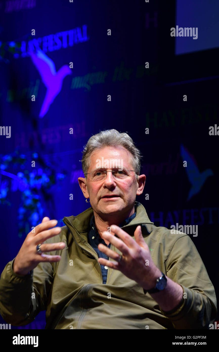 Hay Festival 2016, Hay on Wye, Powys , Wales UK mercoledì 01 giugno 2016 Stuart Franklin, famoso per la sua immagine iconica del singolo uomo in piedi davanti ai carri armati in piazza Tiananmen, parlando al quinto giorno del 2016 Hay Festival per dieci giorni verso la fine di maggio e inizio giugno la piccola città di Hay on Wye sul confine Wales-England diventa il "Woodstock della mente", e attrae alcuni dei migliori scrittori, scrittori e poeti di credito: keith morris/Alamy Live News Foto Stock