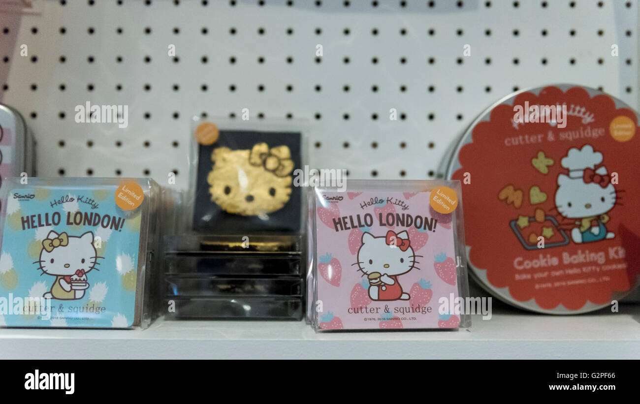 Londra, Regno Unito. 1 Giugno 2016. Un pop up cafe ha aperto a Cutter & Squidge in Soho serve Hello Kitty's Secret Garden il tè del pomeriggio. Naturali, prodotti artigianali ispirati al personaggio di Hello Kitty popolari in tutto il mondo, sono in offerta a Sanrio il primo ufficiale di Helly Kitty pop up cafe in Europa, che è aperto a partire da oggi fino alla fine di agosto. Credito: Stephen Chung / Alamy Live News Foto Stock
