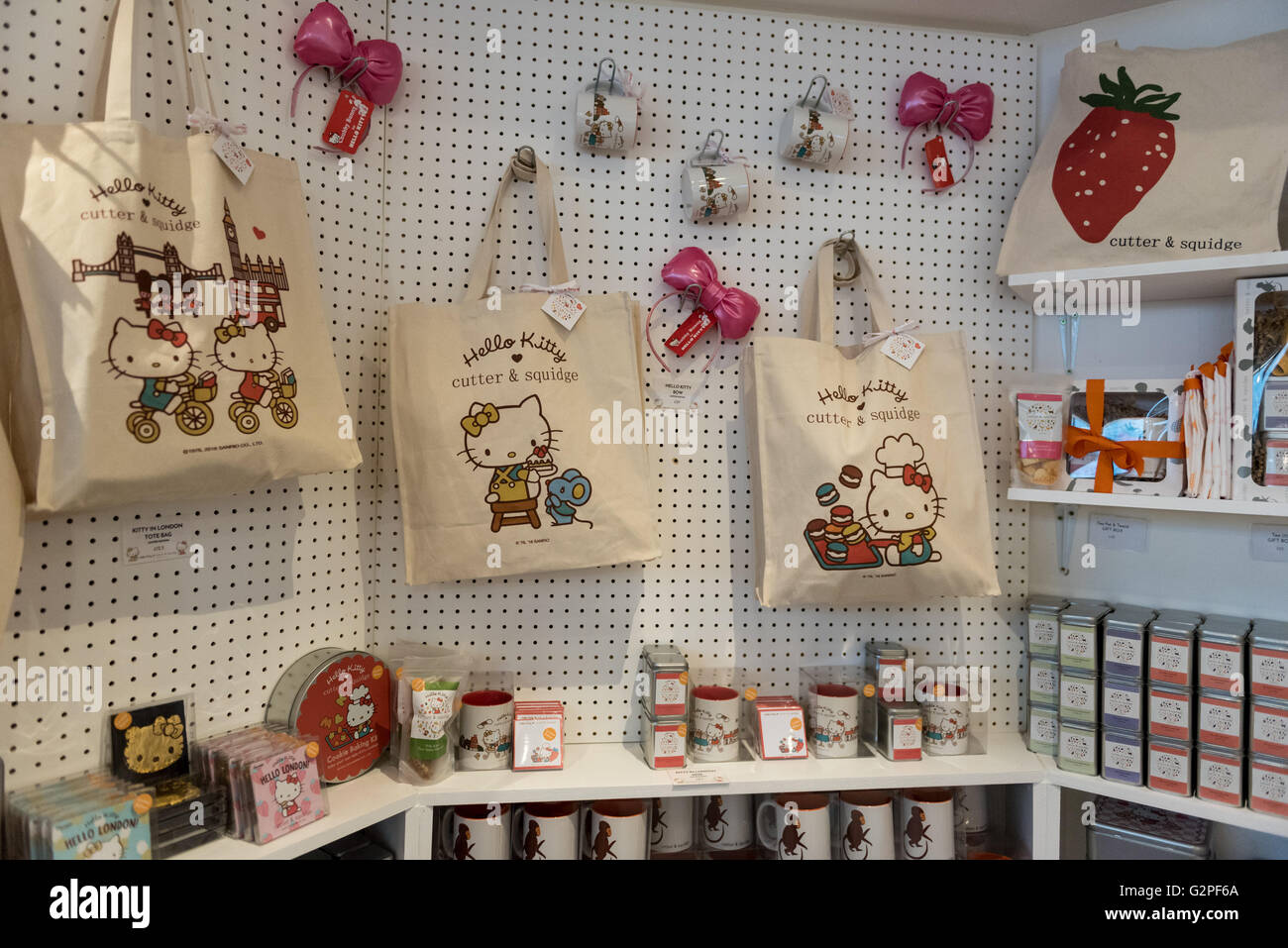 Londra, Regno Unito. 1 Giugno 2016. Un pop up cafe ha aperto a Cutter & Squidge in Soho serve Hello Kitty's Secret Garden il tè del pomeriggio. Naturali, prodotti artigianali ispirati al personaggio di Hello Kitty popolari in tutto il mondo, sono in offerta a Sanrio il primo ufficiale di Helly Kitty pop up cafe in Europa, che è aperto a partire da oggi fino alla fine di agosto. Credito: Stephen Chung / Alamy Live News Foto Stock