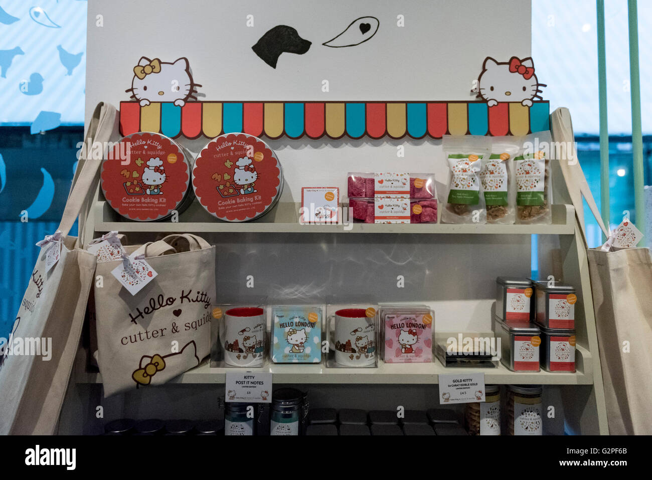 Londra, Regno Unito. 1 Giugno 2016. Un pop up cafe ha aperto a Cutter & Squidge in Soho serve Hello Kitty's Secret Garden il tè del pomeriggio. Naturali, prodotti artigianali ispirati al personaggio di Hello Kitty popolari in tutto il mondo, sono in offerta a Sanrio il primo ufficiale di Helly Kitty pop up cafe in Europa, che è aperto a partire da oggi fino alla fine di agosto. Credito: Stephen Chung / Alamy Live News Foto Stock