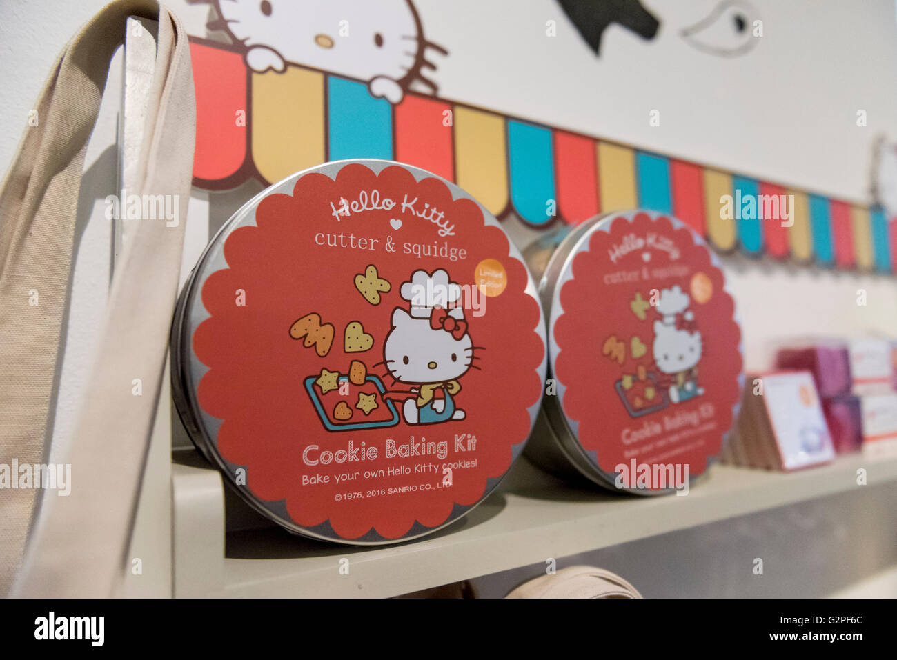 Londra, Regno Unito. 1 Giugno 2016. Un pop up cafe ha aperto a Cutter & Squidge in Soho serve Hello Kitty's Secret Garden il tè del pomeriggio. Naturali, prodotti artigianali ispirati al personaggio di Hello Kitty popolari in tutto il mondo, sono in offerta a Sanrio il primo ufficiale di Helly Kitty pop up cafe in Europa, che è aperto a partire da oggi fino alla fine di agosto. Credito: Stephen Chung / Alamy Live News Foto Stock