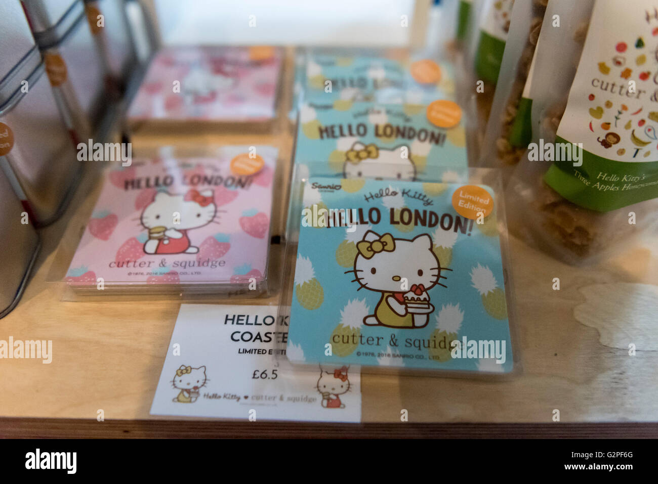 Londra, Regno Unito. 1 Giugno 2016. Un pop up cafe ha aperto a Cutter & Squidge in Soho serve Hello Kitty's Secret Garden il tè del pomeriggio. Naturali, prodotti artigianali ispirati al personaggio di Hello Kitty popolari in tutto il mondo, sono in offerta a Sanrio il primo ufficiale di Helly Kitty pop up cafe in Europa, che è aperto a partire da oggi fino alla fine di agosto. Credito: Stephen Chung / Alamy Live News Foto Stock