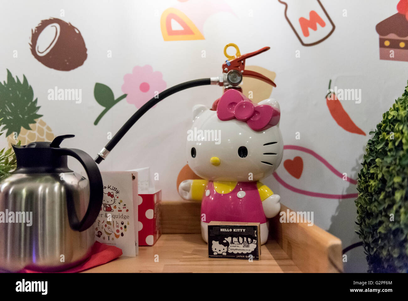 Londra, Regno Unito. 1 Giugno 2016. Un pop up cafe ha aperto a Cutter & Squidge in Soho serve Hello Kitty's Secret Garden il tè del pomeriggio. Naturali, prodotti artigianali ispirati al personaggio di Hello Kitty popolari in tutto il mondo, sono in offerta a Sanrio il primo ufficiale di Helly Kitty pop up cafe in Europa, che è aperto a partire da oggi fino alla fine di agosto. Credito: Stephen Chung / Alamy Live News Foto Stock