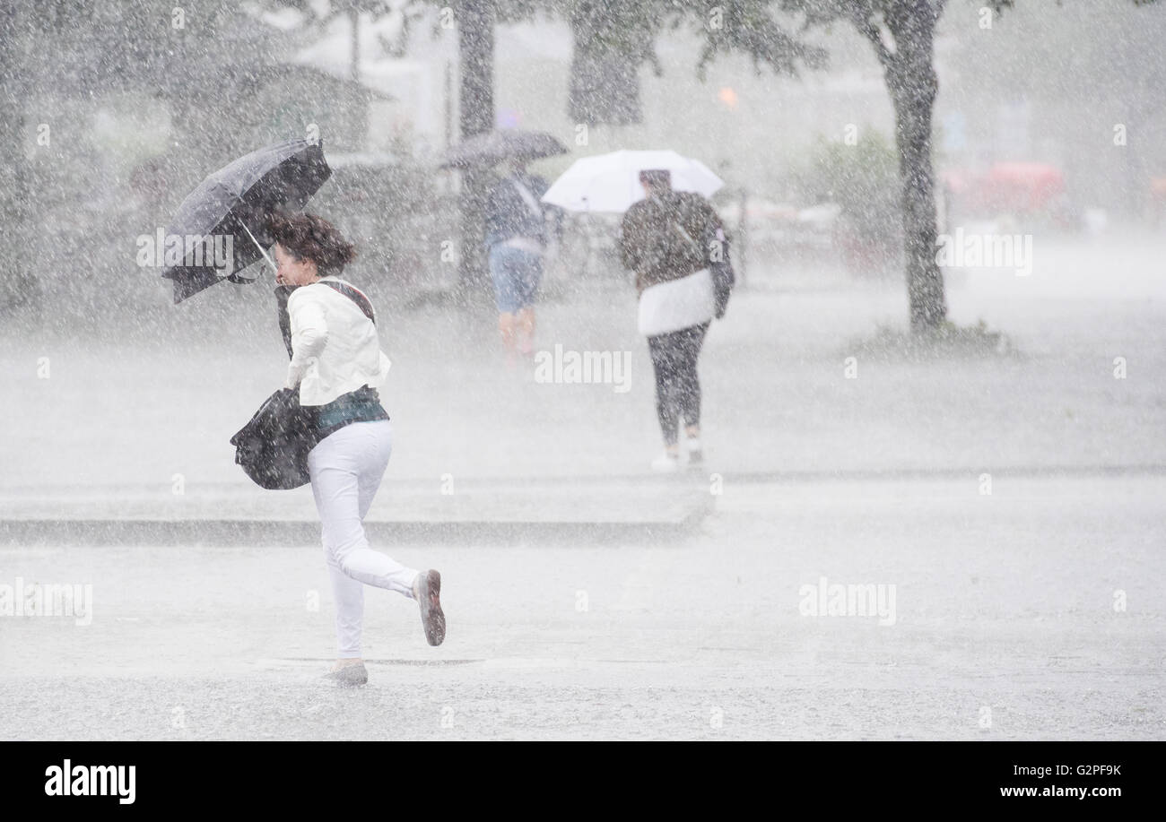 Hannover, Germania. Dal 01 Giugno, 2016. I passanti a piedi attraverso pesanti piogge durante una tempesta nel centro di Hannover, Germania, 01 giugno 2016. Foto: JULIAN STRATENSCHULTE/DPA/Alamy Live News Foto Stock