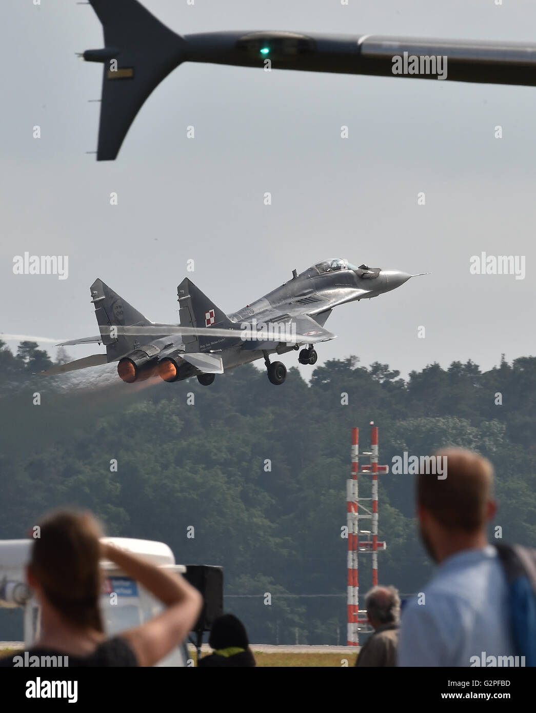 Berlino, Germania. Dal 01 Giugno, 2016. Un Mig 29 il polacco della Air Force in una dimostrazione volo sopra i motivi del ILA Berlin Air Show di Berlino, Germania, 01 giugno 2016. L'Airshow di è in esecuzione nella sezione meridionale di Berlino-Schoenefeld airport dal 01 giugno 2016 al 04 giugno 2016. Foto: BERND SETTNIK/DPA/Alamy Live News Foto Stock