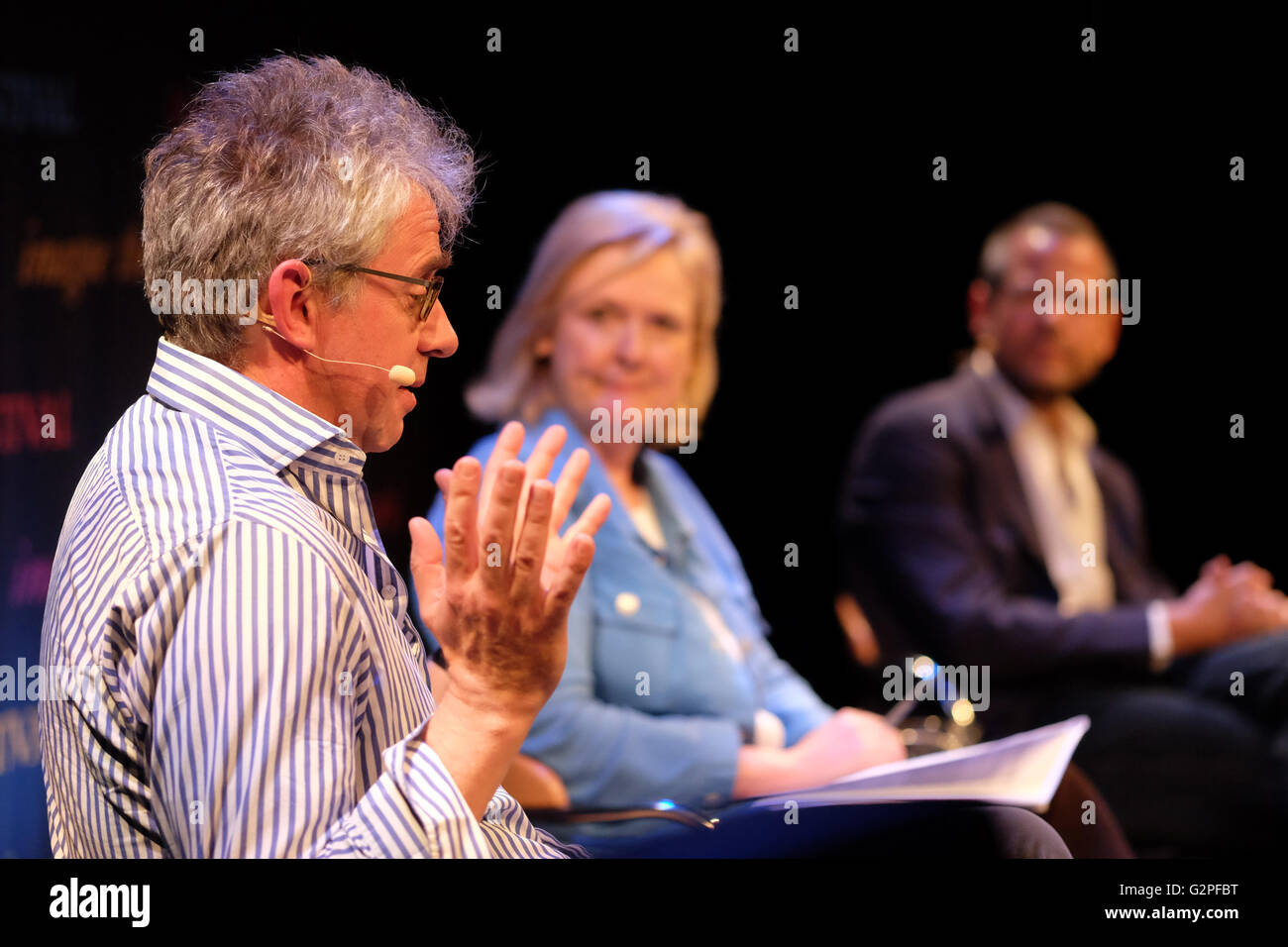 Festival di fieno, Wales, Regno Unito - Mercoledì 1 giugno 2016 - Il banchiere Guida per il mercato dell'arte, un evento della BBC presso il Festival di fieno - illustrato parlando in primo piano è vincente BAFTA produttore esecutivo Patrick Forbes presieduto da Martha Kearney e in background maverick concessionario arte Kenny Schachter Foto Stock