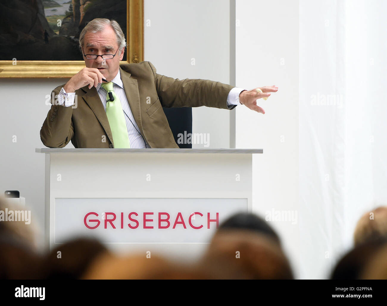 Berlino, Germania. Dal 01 Giugno, 2016. Banditore Peter Graf zu Eltz conduce l'asta a Berlino, Germania, 01 giugno 2016. Durante l'asta a molla tre pezzi da collezione di editore di Berlino Rudolf mosse sono messo all'asta. Foto: BRITTA PEDERSEN/dpa/Alamy Live News Foto Stock