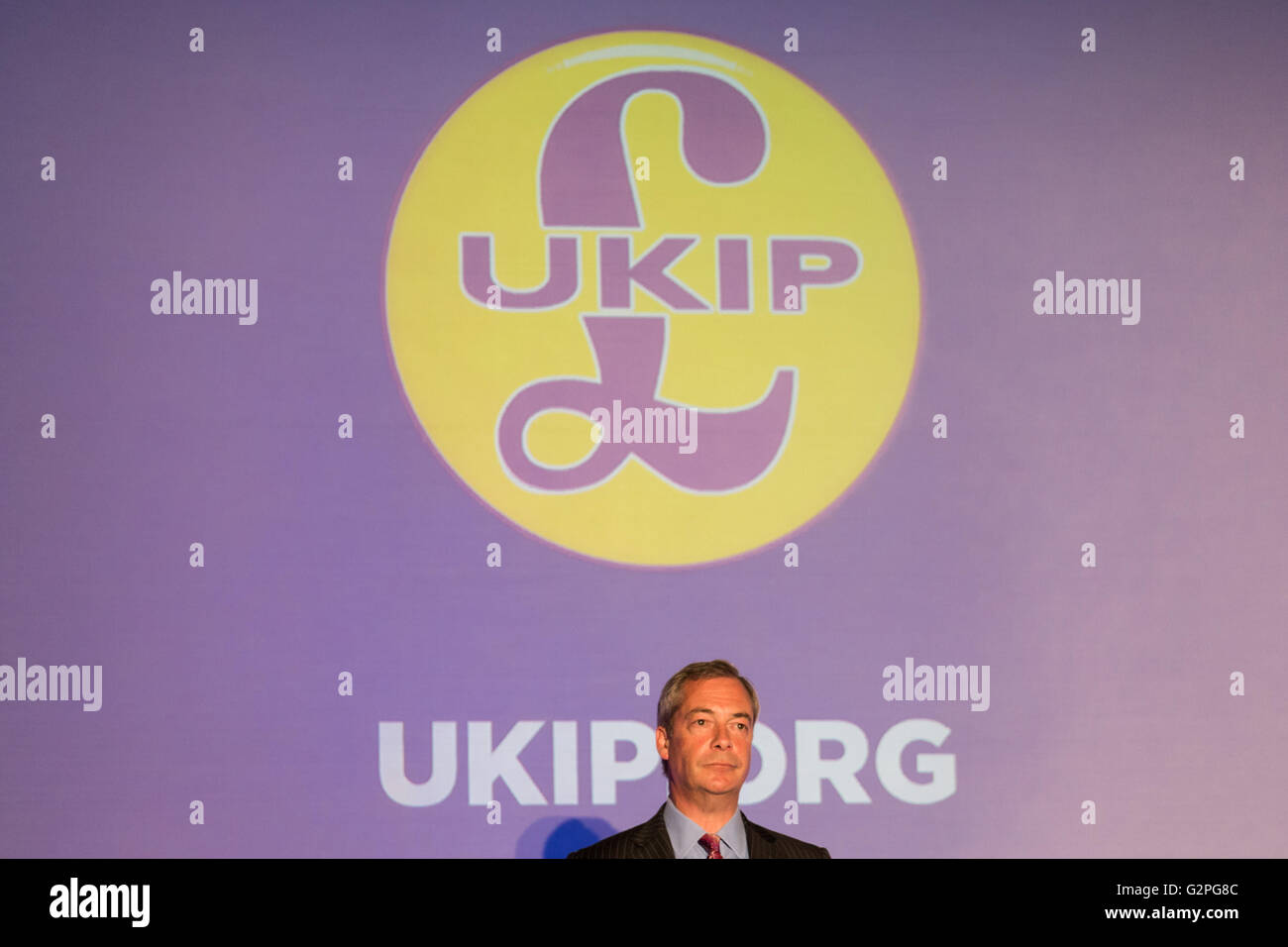 Leeds, West Yorkshire. 1 Giugno 2016. Leader del Partito UKIP, e l'europarlamentare Nigel Farage, parla in una riunione pubblica, come parte del Brexit Bus Tour campagna, a Leeds United FC, Elland Road, Leeds, West Yorkshire, il 1 giugno 2016. Credito: Harry Whitehead/Alamy Live News Foto Stock