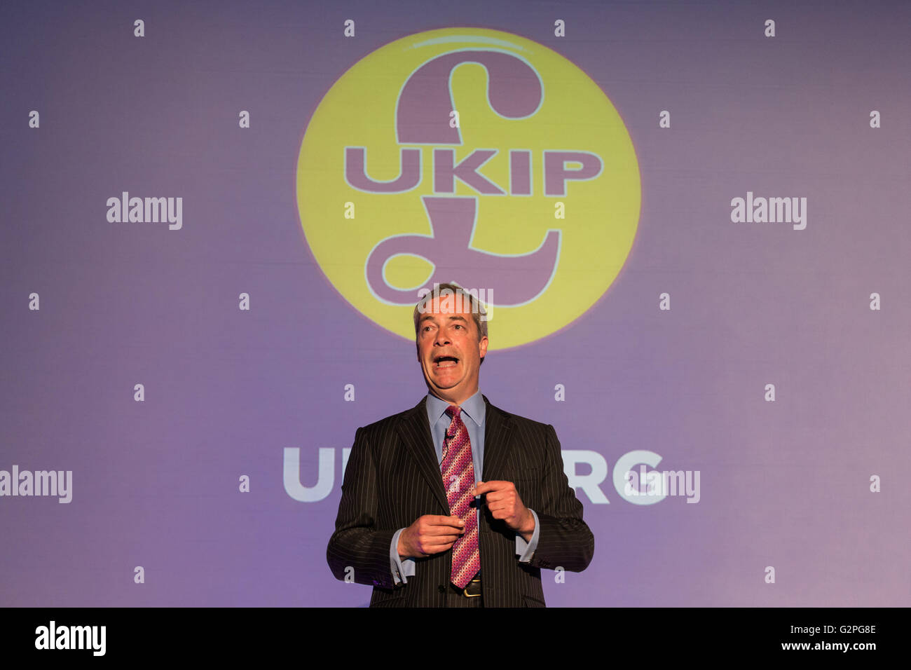 Leeds, West Yorkshire. 1 Giugno 2016. Leader del Partito UKIP, e l'europarlamentare Nigel Farage, parla in una riunione pubblica, come parte del Brexit Bus Tour campagna, a Leeds United FC, Elland Road, Leeds, West Yorkshire, il 1 giugno 2016. Credito: Harry Whitehead/Alamy Live News Foto Stock