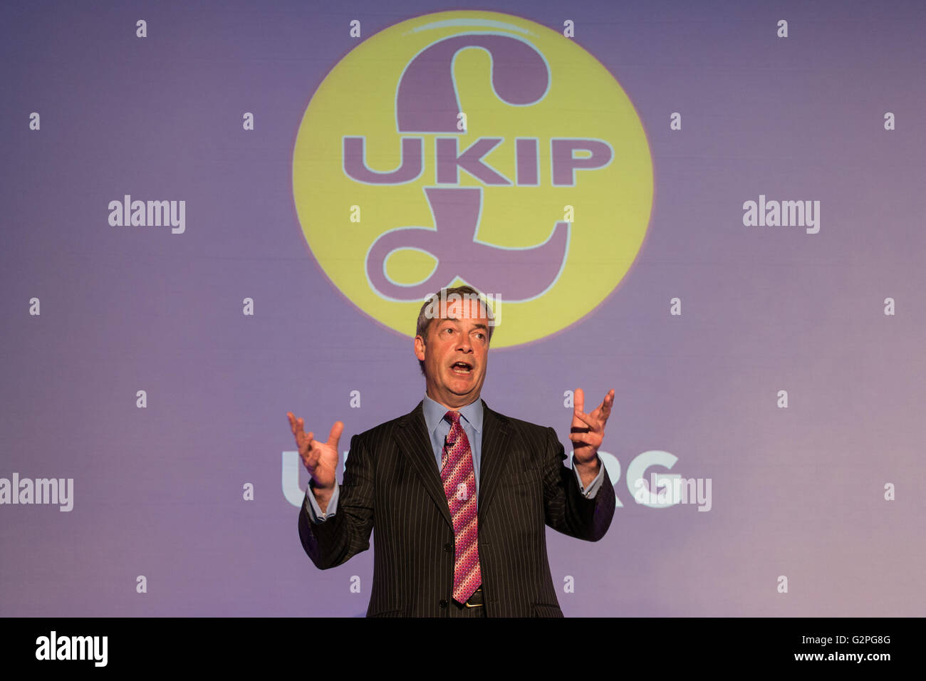 Leeds, West Yorkshire. 1 Giugno 2016. Leader del Partito UKIP, e l'europarlamentare Nigel Farage, parla in una riunione pubblica, come parte del Brexit Bus Tour campagna, a Leeds United FC, Elland Road, Leeds, West Yorkshire, il 1 giugno 2016. Credito: Harry Whitehead/Alamy Live News Foto Stock