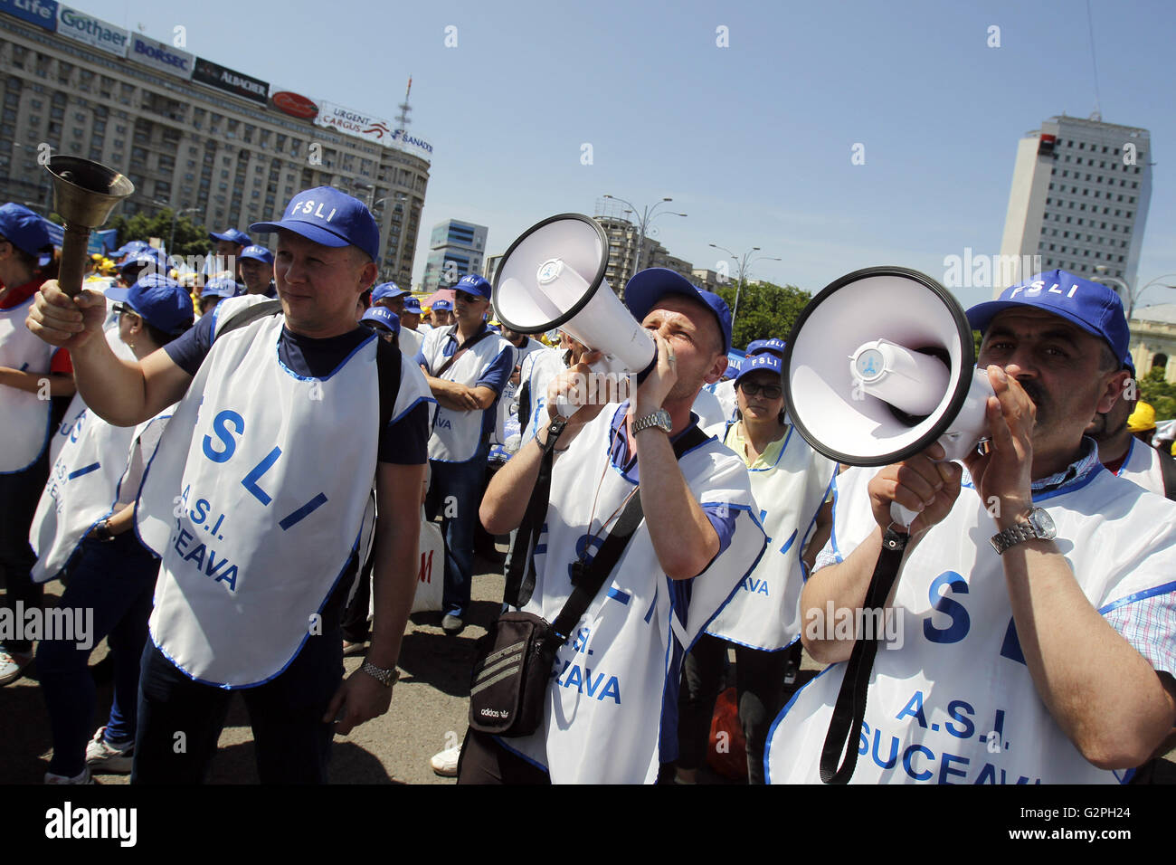 Bucarest, Romania. Il 1 giugno, 2016. Il rumeno insegnanti protestare di fronte a Victoria Palace, a Bucarest, Romania, Giugno 1, 2016. Circa 10.000 insegnanti hanno marciato su Mercoledì chiedono salari più elevati. Credito: Cristian Cristel/Xinhua/Alamy Live News Foto Stock