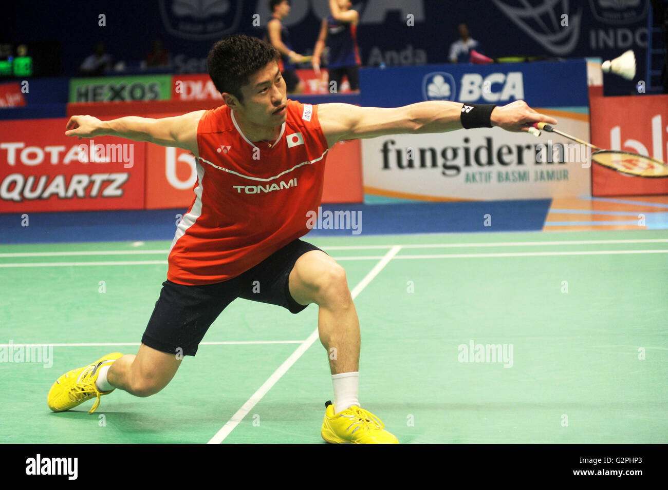 JAKARTA, Indonesia - 01 giugno : Sho Sasaki del Giappone colpisce un ritorno contro Wong ala Vincen Ki di Hongkong durante uomini singoli in Indonesia Open 2016 a Jakarta, Indonesia il 01 giugno, 2016. Credito: P Hardi Subiantoro Sijori/images/AFLO/Alamy Live News Foto Stock