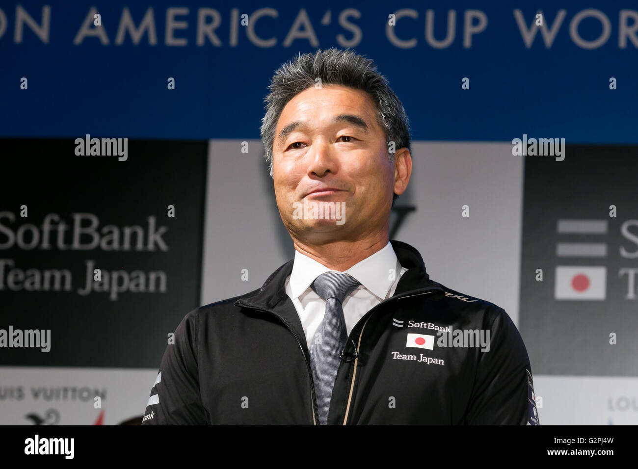 Team di SoftBank Giappone general manager Kazuhiro Sofuku partecipa a una conferenza stampa il 1 giugno 2016, Tokyo, Giappone. L'American's Cup Autorità, citta' di Fukuoka, Giappone SoftBank Gruppo Corp. (SBG) e l'JSAF ha annunciato che la nona gara della Louis Vuitton America's Cup World Series (LVACWS) si terrà a Fukuoka, la quinta città più grande in Giappone, dal 18 novembre al 20, 2016. Fukuoka e sarà la prima città a ospitare l'LVACWS in Asia poiché la concorrenza è iniziata nel 1851. La gara è parte delle qualificazioni per la XXXV Coppa America 2017. Credito: Rodrigo Reyes Marin/AFLO/Alamy Live News Foto Stock