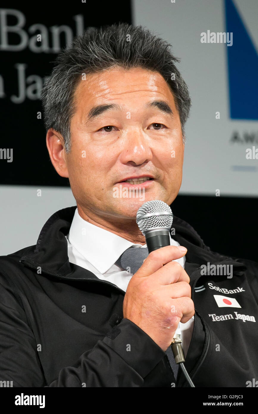 Team di SoftBank Giappone general manager Kazuhiro Sofuku parla nel corso di una conferenza stampa il 1 giugno 2016, Tokyo, Giappone. L'American's Cup Autorità, citta' di Fukuoka, Giappone SoftBank Gruppo Corp. (SBG) e l'JSAF ha annunciato che la nona gara della Louis Vuitton America's Cup World Series (LVACWS) si terrà a Fukuoka, la quinta città più grande in Giappone, dal 18 novembre al 20, 2016. Fukuoka e sarà la prima città a ospitare l'LVACWS in Asia poiché la concorrenza è iniziata nel 1851. La gara è parte delle qualificazioni per la XXXV Coppa America 2017. Credito: Rodrigo Reyes Marin/AFLO/Alamy Live Foto Stock