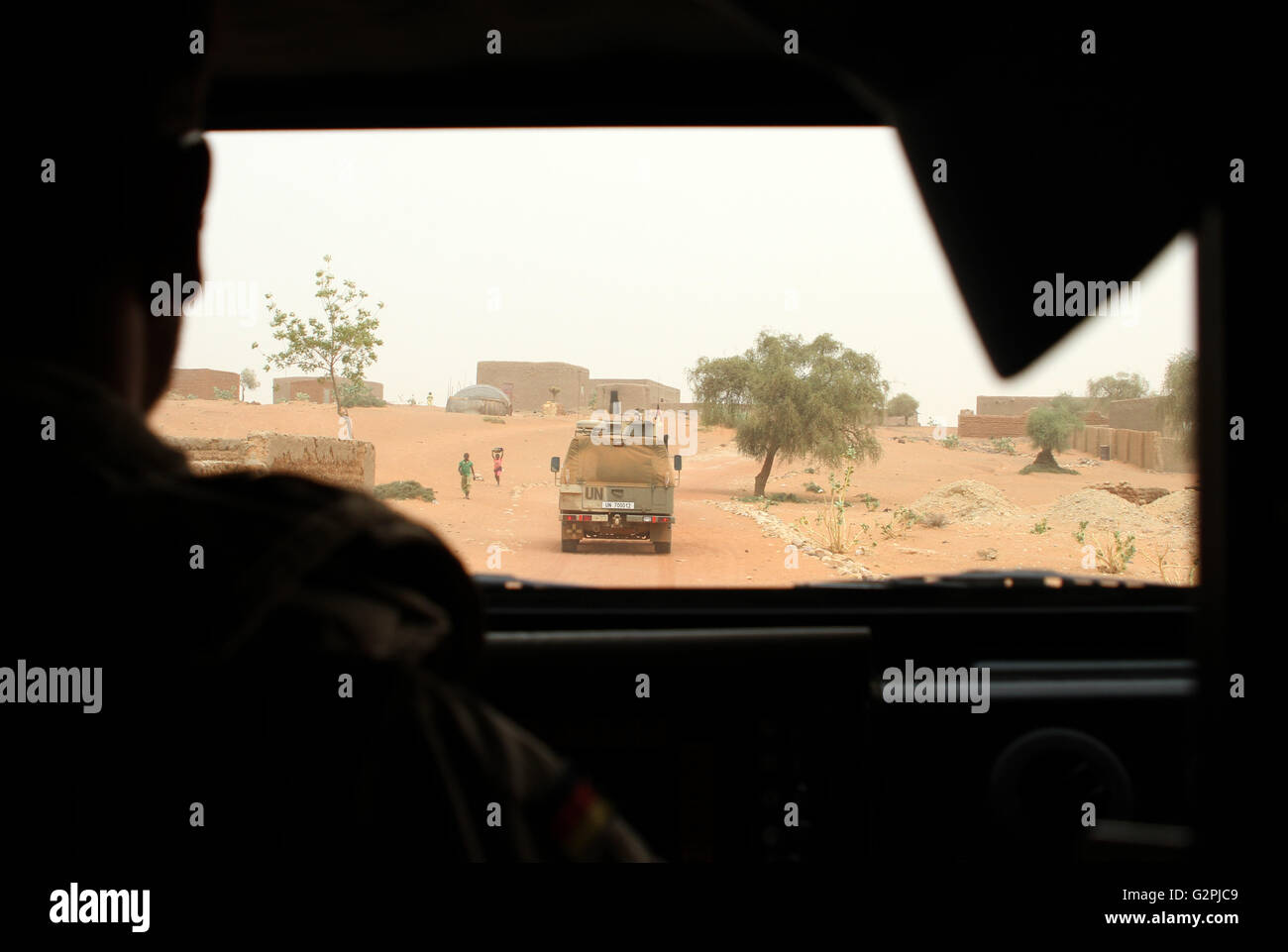 Gao, Mali. Il 7 maggio, 2016. Un convoglio di camion blindati di tedesco soldati ONU di pattuglia a Gao, Mali, 7 maggio 2016. Foto: KRISTIN PALITZA/dpa/Alamy Live News Foto Stock