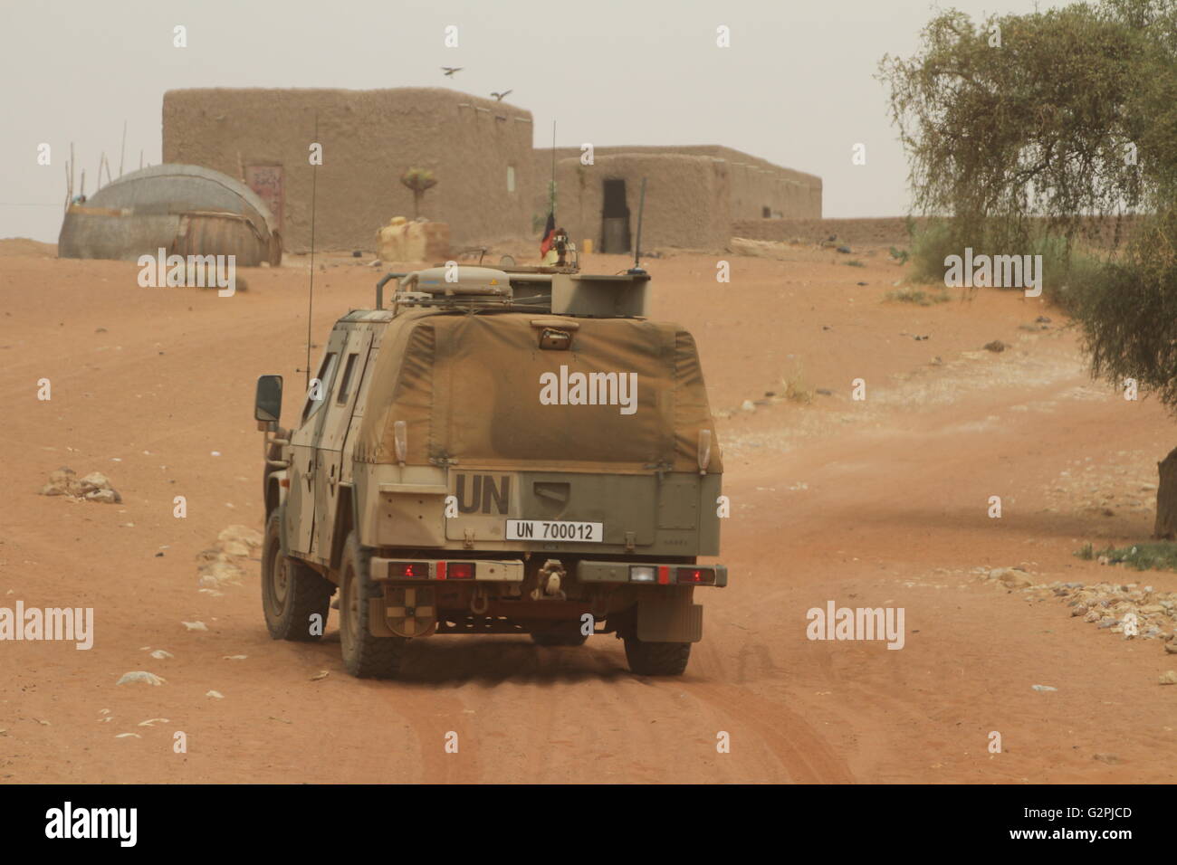 Gao, Mali. Il 7 maggio, 2016. Carrelli blindati di tedesco soldati ONU di pattuglia a Gao, Mali, 7 maggio 2016. Foto: KRISTIN PALITZA/dpa/Alamy Live News Foto Stock