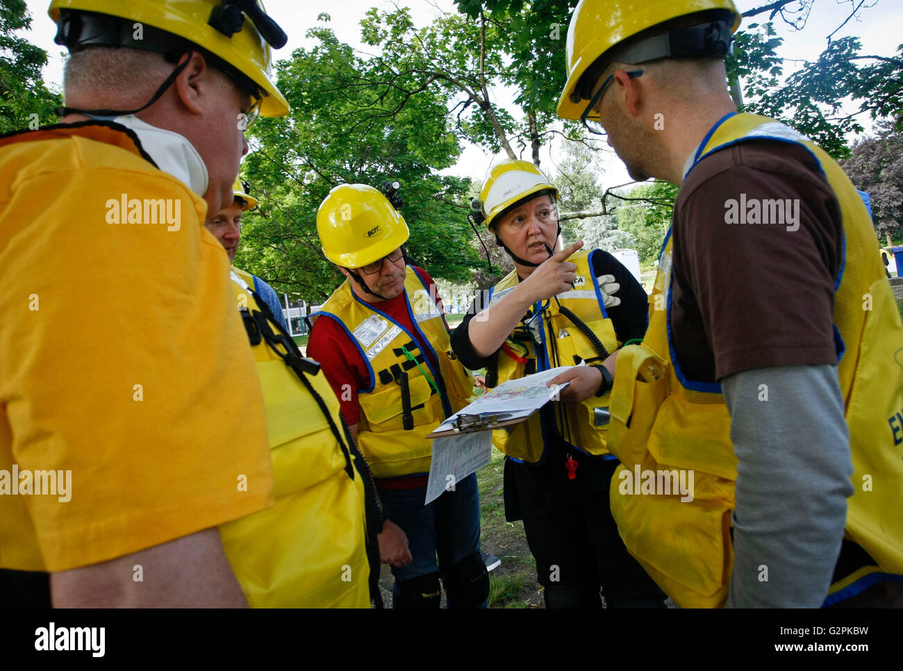 Burnaby, Canada. Il 1 giugno, 2016. Membri della squadra di emergenza per fare un briefing prima lo scenario della catastrofe esercitazione in Burnaby, Canada, giugno 1, 2016. British Columbia Institute of Technology (BCIT) conduce a piena scala emergenza biennale esercizio di risposta. Questo anno di prove di esercitare le competenze di BCIT di squadre di emergenza risponde per la simulazione di una grande caldaia esplosione. Credito: Liang Sen/Xinhua/Alamy Live News Foto Stock