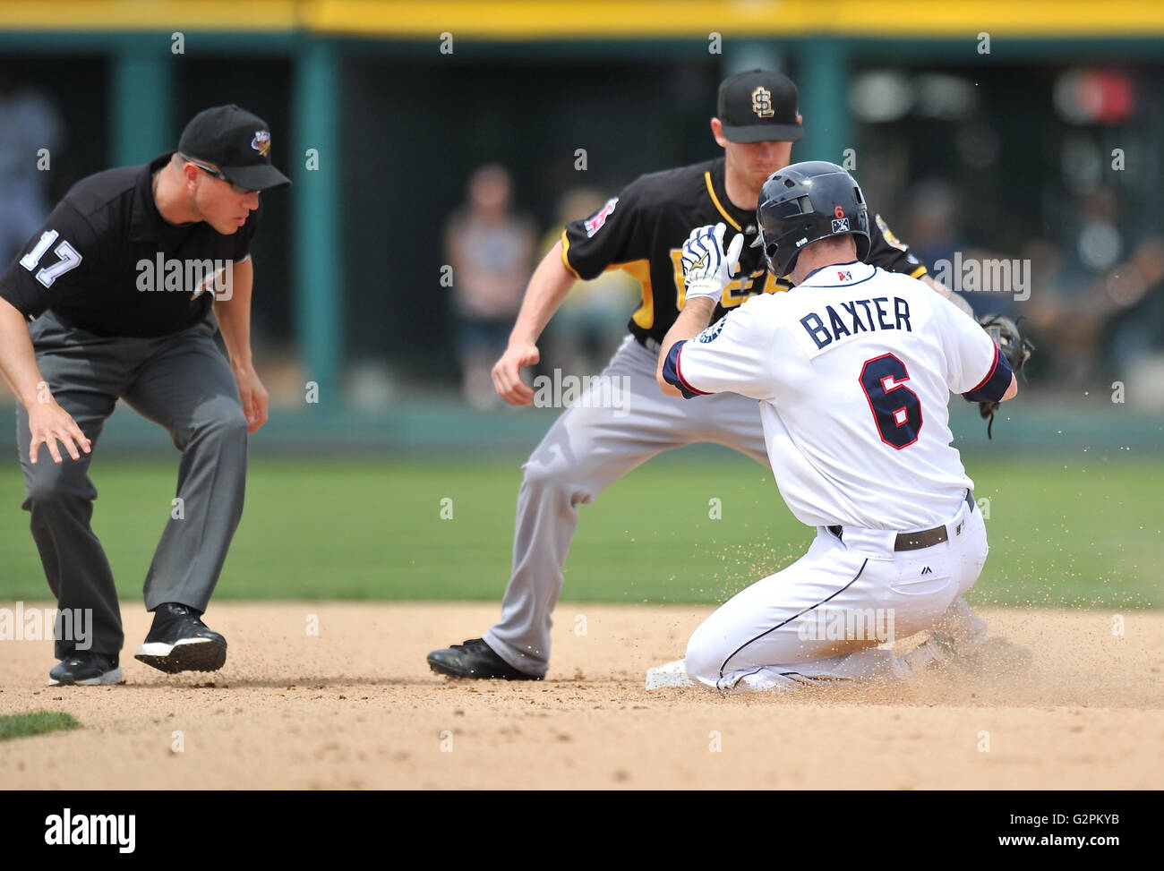 Salt Lake City interbase Ryan Jackson (23) pone un tag in ritardo sul Tacoma Rainiers Mike Baxter (6). Baxter è stato chiamato al sicuro da arbitro Alberto Ruiz. Tacoma ha vinto il gioco 5-1, che è stato svolto a Cheney Stadium, Tacoma, WA. Jeff Halstead/Cal Sport Media © Jeff Halstead/CSMedia Foto Stock