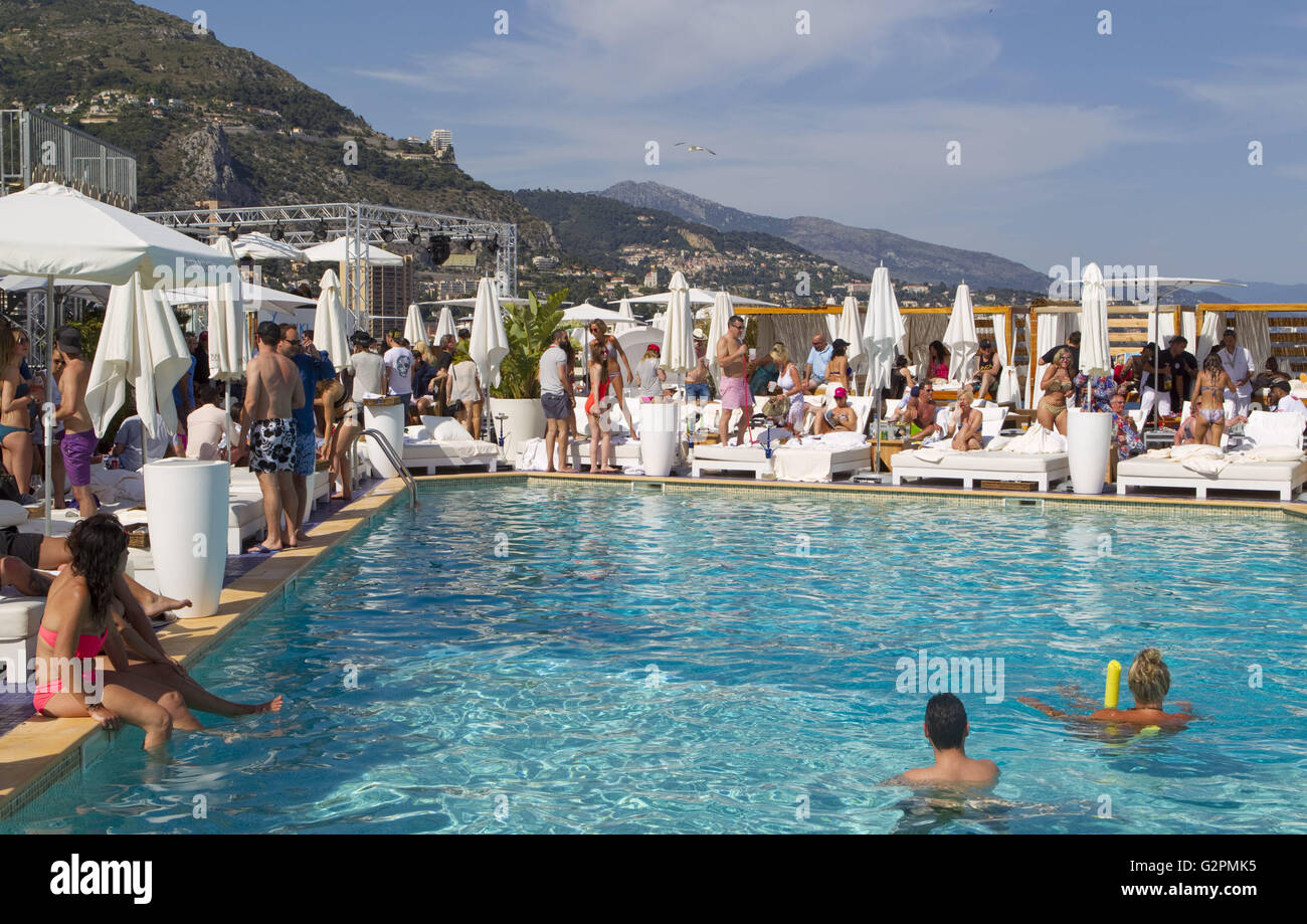 Il Principato di Monaco e Monte Carlo - 27 Maggio 2016: la FIA Formula One World Championship: party in piscina atmosfera presso l'Hotel Fairmont Monte Carlo | Verwendung weltweit/picture alliance Foto Stock