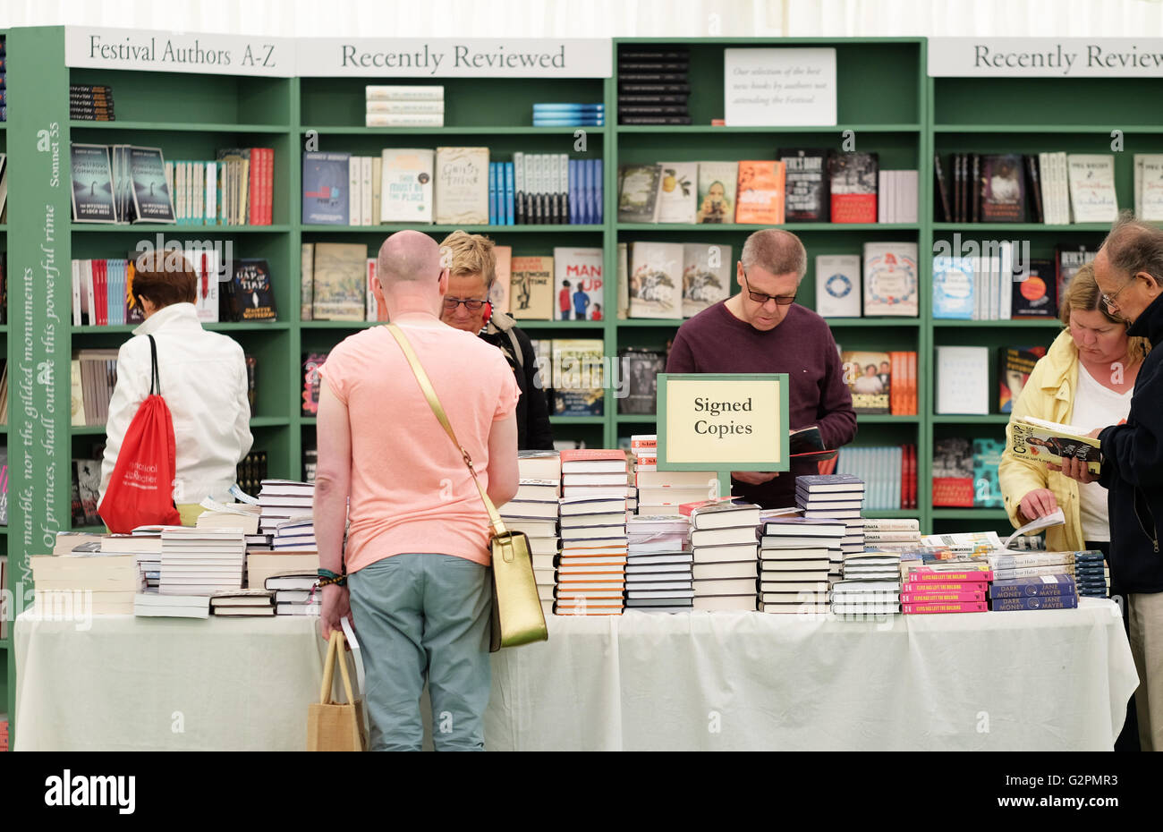 Festival di fieno, Wales, Regno Unito - Giugno 2016 - Visitatori al Festival bookshop hanno oltre 60.000 libri per sfogliare incluse le copie firmate dagli autori. Foto Stock