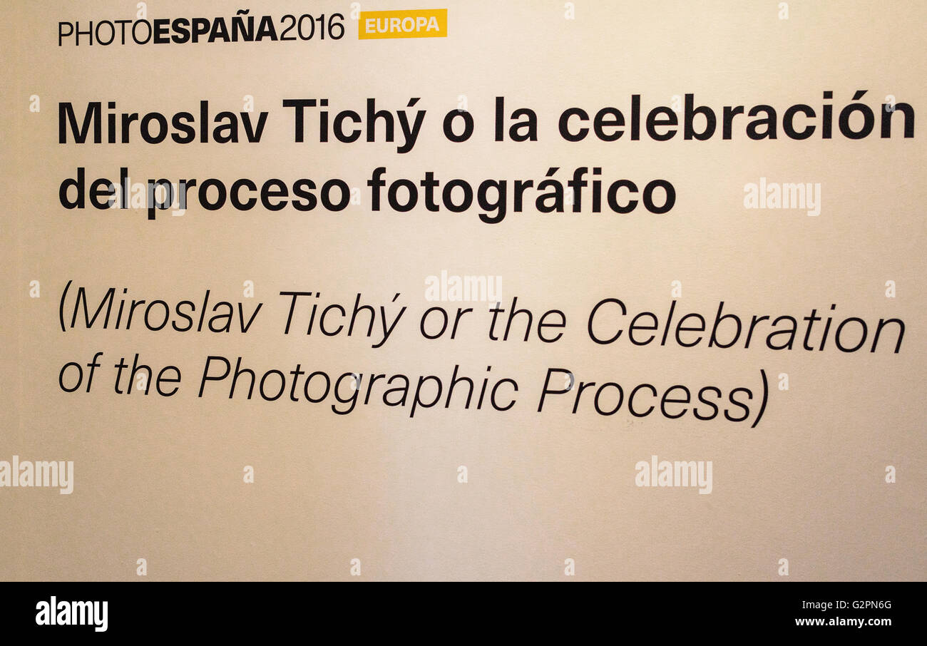 Madrid, Spagna, il 2 ° giugno 2016. Un banner titolo in vista del romanticismo Museo dove è il primo giorno di una mostra del fotografo Miroslav Tichy (1926-2011), la celebrazione del processo fotografico, in PhotoEspaña 2016 . Madrid, Spagna. Enrique Davó/Alamy Live News. Foto Stock