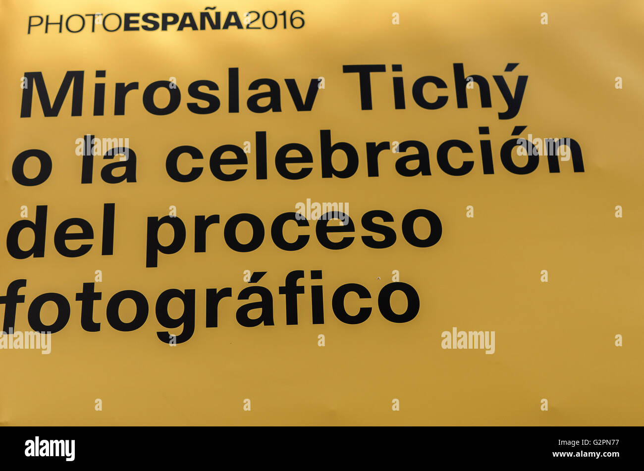 Madrid, Spagna, il 2 ° giugno 2016. Davanti all'aperto con un banner titolo del romanticismo Museo dove è il primo giorno di una mostra del fotografo Miroslav Tichy (1926-2011), la celebrazione del processo fotografico, in PhotoEspaña 2016 . Madrid, Spagna. Enrique Davó/Alamy Live News. Foto Stock