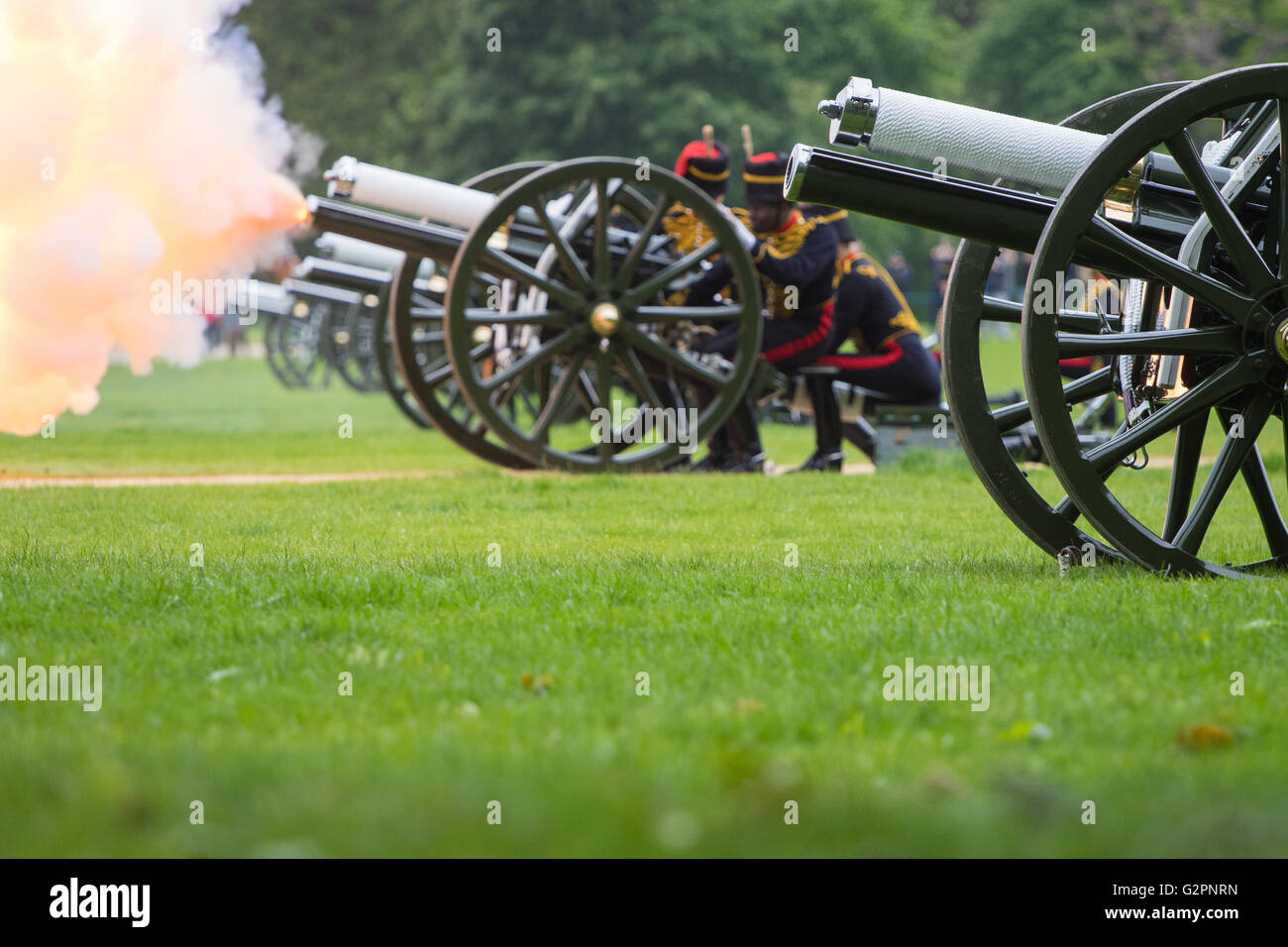 Hyde Park, Londra, 2 giugno 2016. I soldati e le pistole del re truppa Royal Horse fuoco d'artiglieria di 41 round Royal salutare per contrassegnare il 63 anniversario dell incoronazione di Gran Bretagna Monarch HM Queen Elizabeth II. Nella foto: una pistola fuoriesce la fama come incendi. Credito: Paolo Davey/Alamy Live News Foto Stock