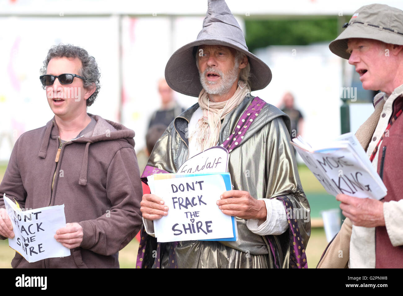 Festival di fieno, Wales, Regno Unito - Giugno 2016 - un gruppo di ambientalisti hanno tenuto un anti fracking protesta a 11.45am firma canzoni in un cerchio sul Festival di prati per aumentare la consapevolezza dei possibili fracking in Sud Herefordshire. Foto Stock