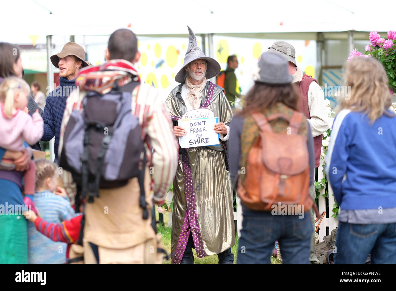 Festival di fieno, Wales, Regno Unito - Giugno 2016 - un gruppo di ambientalisti hanno tenuto un anti fracking protesta a 11.45am cantando canzoni in un cerchio sul Festival di prati per aumentare la consapevolezza dei possibili fracking in Sud Herefordshire. Foto Stock