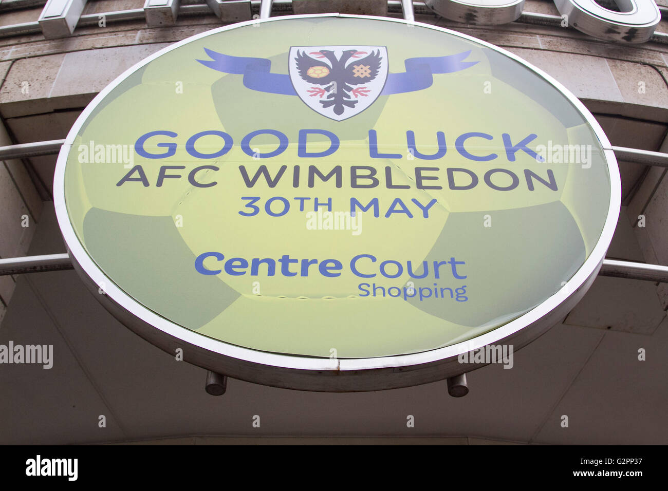 Il torneo di Wimbledon di Londra, Regno Unito. 2 Giugno 2016. Un grande segno esterno centro corte shopping mall a Wimbledon centro storico che si estende buona fortuna vuole AFC Wimbledon dopo aver ottenuto la promozione al campionato uno in un playoff finale allo stadio di Wembley contro Plymouth il 30 maggio per la prima volta nella storia del club poiché è stata fondata nel 2002 a credito: amer ghazzal/Alamy Live News Foto Stock