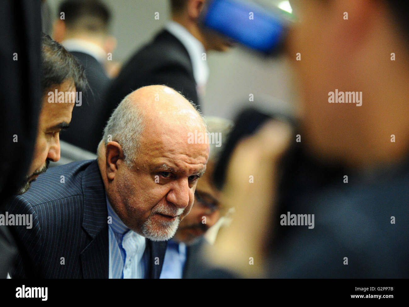 Vienna, Austria. 2 Giugno, 2016. Petrolio iraniano il Ministro Bijan Namdar Zangeneh riceve le interviste prima della 169a riunione della conferenza OPEC a Vienna, la capitale dell'Austria, il 2 giugno 2016. Credito: Qian Yi/Xinhua/Alamy Live News Foto Stock