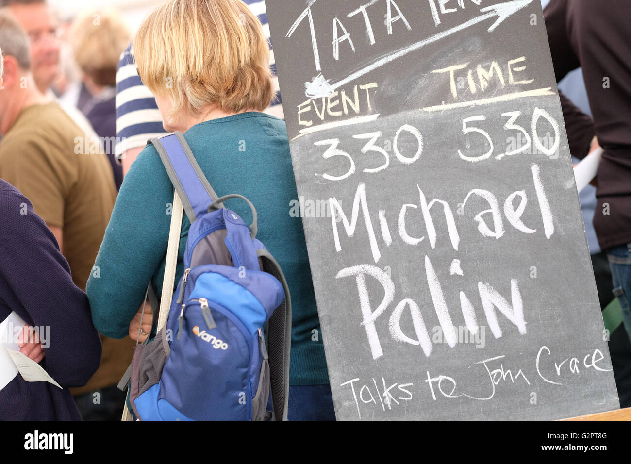 Festival di fieno, Wales, Regno Unito - Giugno 2016 - Grande code per il sell-out Michael Palin evento presso il Festival di fieno che inizia alle 17.30. Le preziose attore, scrittore, viaggiatore e diarist sarà parlare della sua vita. Foto Stock