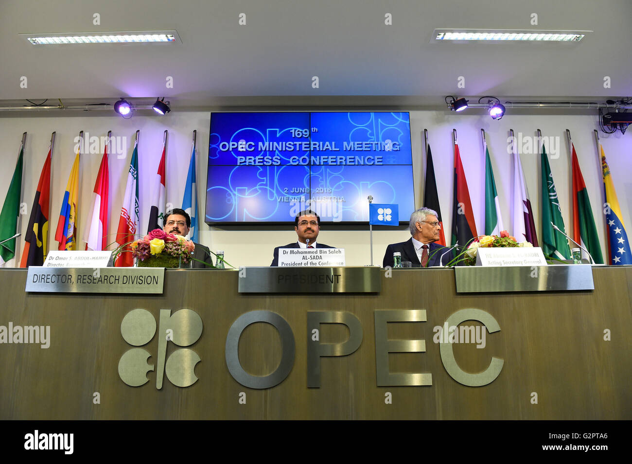 Vienna, Austria. 2 Giugno, 2016. Il segretario generale dell'Organizzazione dei Paesi Esportatori di Petrolio (OPEC) Abdalla Salem EL-Badri (R), olio di Qatar il ministro Mohammed bin Saleh al-Sada (C) e il direttore dell'OPEC della divisione di ricerca Omar Abdul-Hamid partecipare ad una conferenza stampa a Vienna, la capitale dell'Austria, il 2 giugno 2016. L'OPEC ancora una volta non è riuscito a impostare un olio contingente di uscita dopo un incontro che si è tenuto qui il giovedì, un funzionario OPEC ha annunciato. © Qian Yi/Xinhua/Alamy Live News Foto Stock