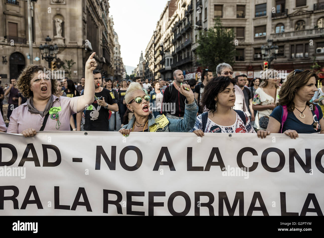 Barcellona, in Catalogna, Spagna. 2 Giugno, 2016. Che colpisce i lavoratori della metropolitana gridare slogan come essi marzo trogolo Barcellona protesta riforme del lavoro e il congelamento delle retribuzioni durante il terzo sciopero in 2016 © Matthias Oesterle/ZUMA filo/Alamy Live News Foto Stock