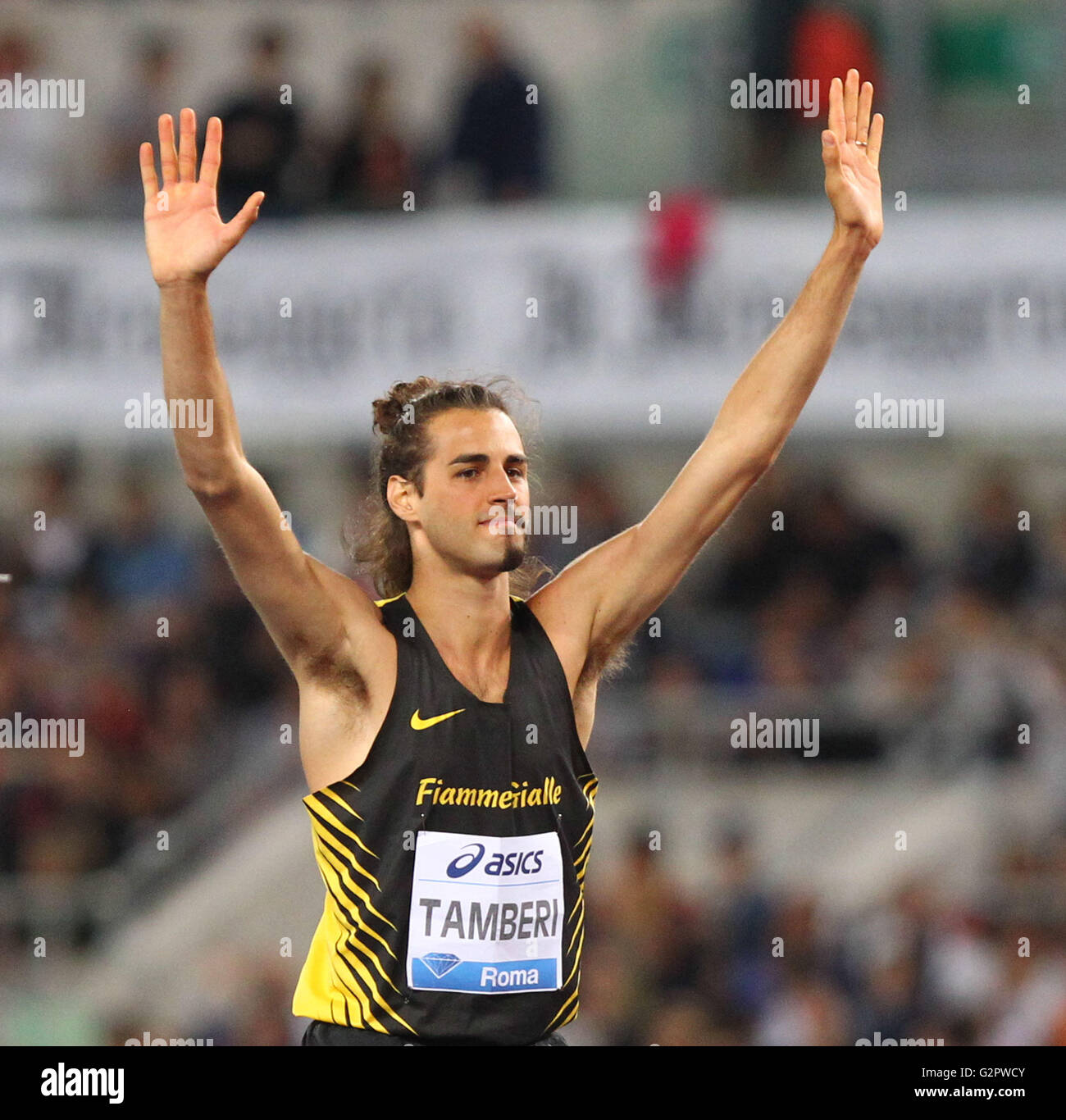 Stadio Olympico, Roma, Italia. 02Giugno, 2016. IAAF Diamond League Roma. Tamberi Gianmarco applaude i tifosi a la mens salto in alto come egli terminata il 3° dietro GRABARZ Robbie di GBR e vincitore BONDARENKO Bohdan Credito: Azione Sport Plus/Alamy Live News Foto Stock