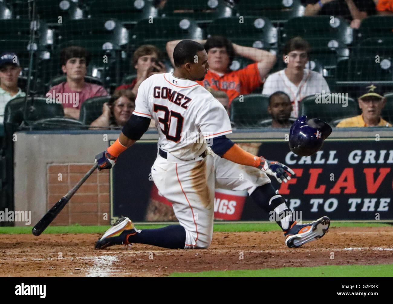 Houston, TX, Stati Uniti d'America. Il 1 giugno, 2016. Houston Astros center fielder Carlos Gomez (30) perde il suo casco come egli oscilla se stesso nel terreno durante il Major League Baseball gioco tra l'Arizona Diamondbacks e Houston Astros al Minute Maid Park a Houston, TX. Astros sconfitto il Diamondbacks 5-4 in 11 inning Tim Warner/CSM/Alamy Live News Foto Stock