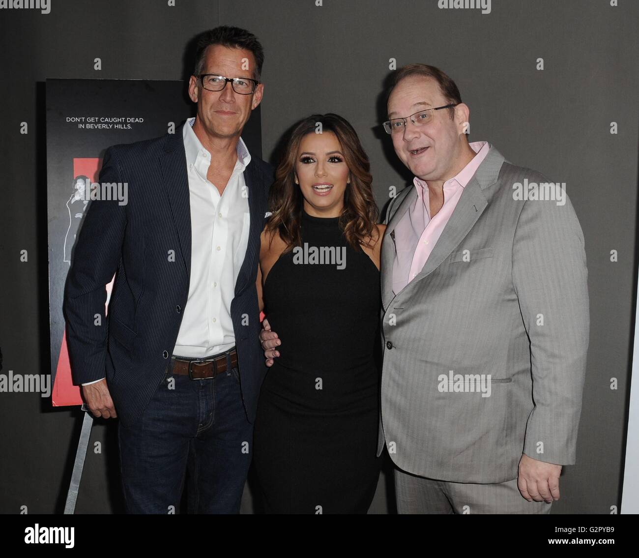 Los Angeles, CA, Stati Uniti d'America. 2 Giugno, 2016. James Denton, Eva Longoria, Marc Cherry presso gli arrivi per subdolo cameriere stagione quattro Premiere, STK Los Angeles al W Hotel West Beverly Hills, Los Angeles, CA 2 Giugno 2016. Credito: Dee Cercone/Everett raccolta/Alamy Live News Foto Stock