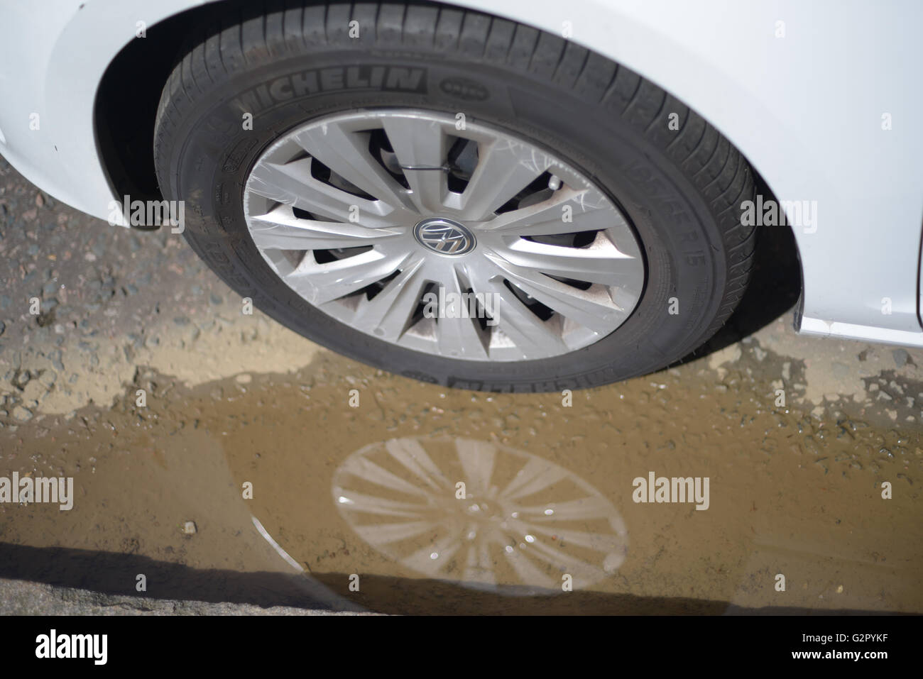 Volkswagen, Michelin auto ruota e pneumatico, riflesso contro l'acqua Foto Stock