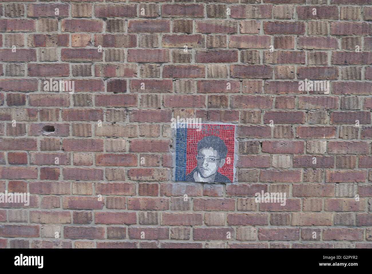 Muro di mattoni con intarsi arte musiva di Edward Snowden Foto Stock