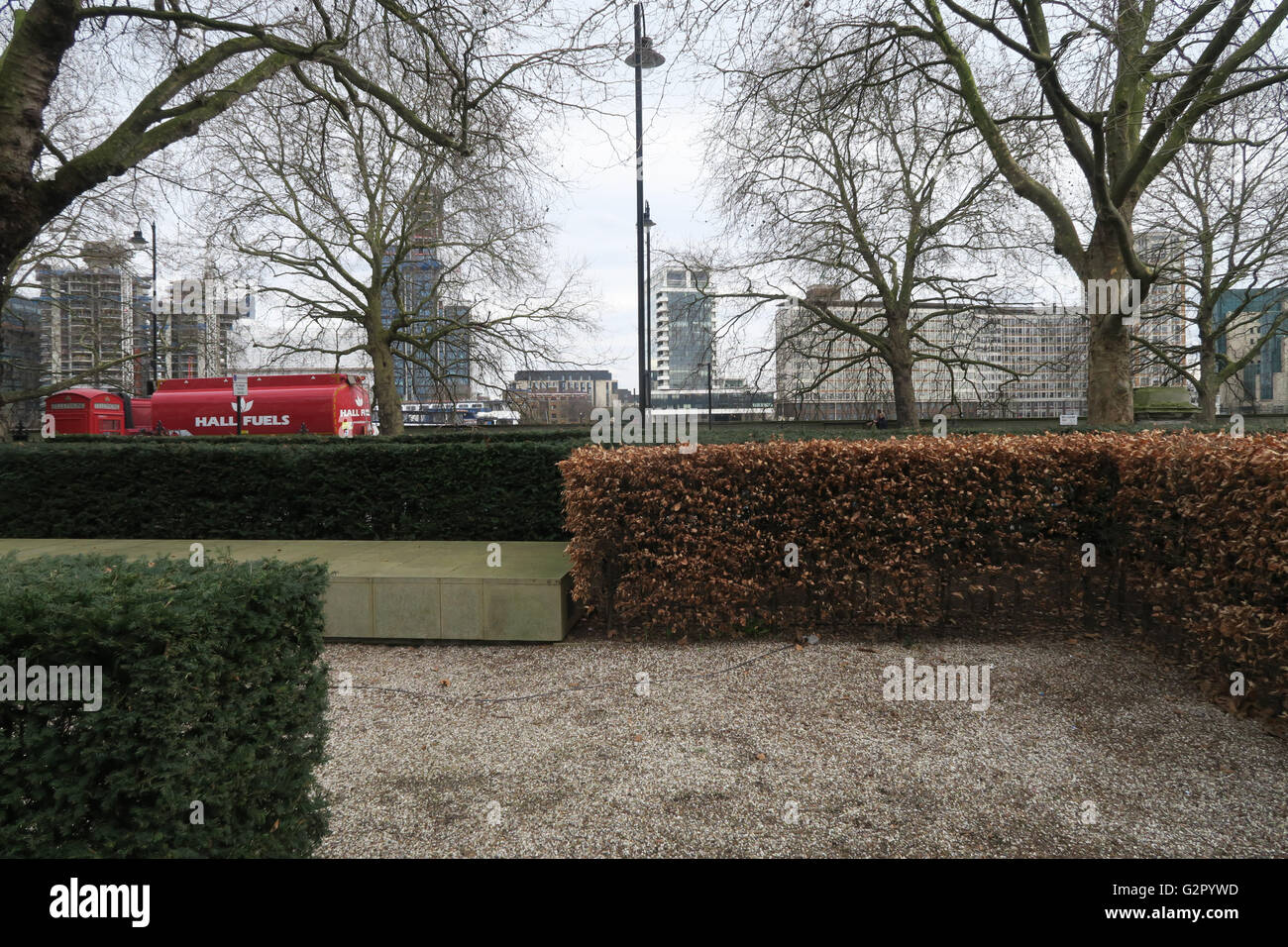 Boccole, alberi, skyline e una autocisterna di carburante nel parco al di fuori della Tate Britain museum di Milibank Foto Stock