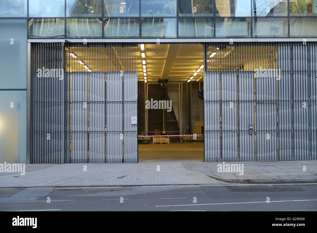 Edificio commerciale ingresso grigio, accesa fino all'interno Foto Stock