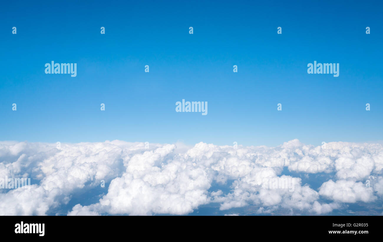 Cielo blu sopra bianchi e soffici, cloud cloudscape sfondo con spazio di copia Foto Stock