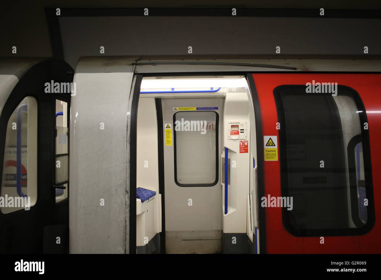 Aprire lo sportello a Londra metropolitana Northern line treno carrello a piattaforma della stazione Foto Stock