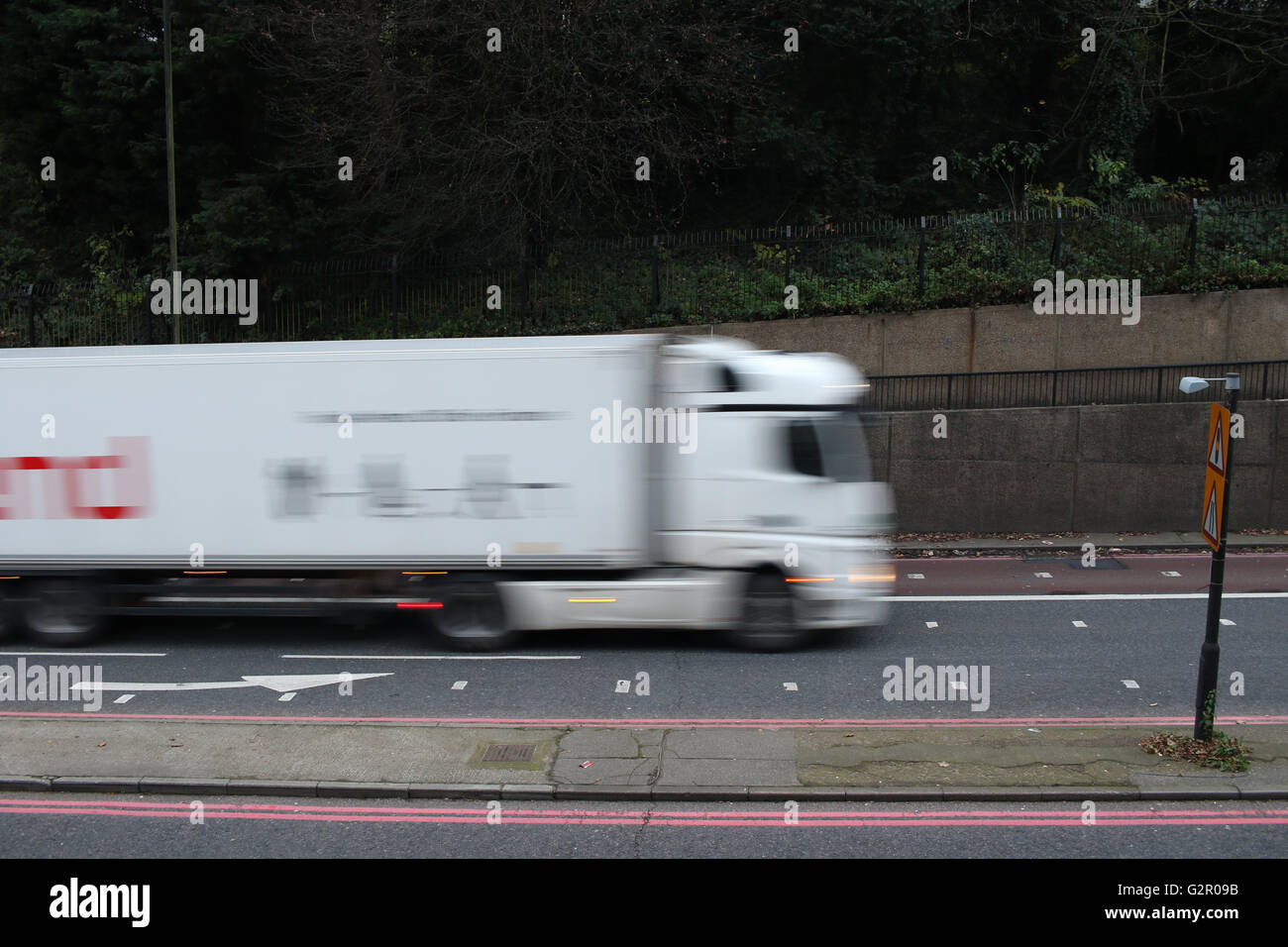 Carrello passa sotto il ponte ad arco, Londra Foto Stock